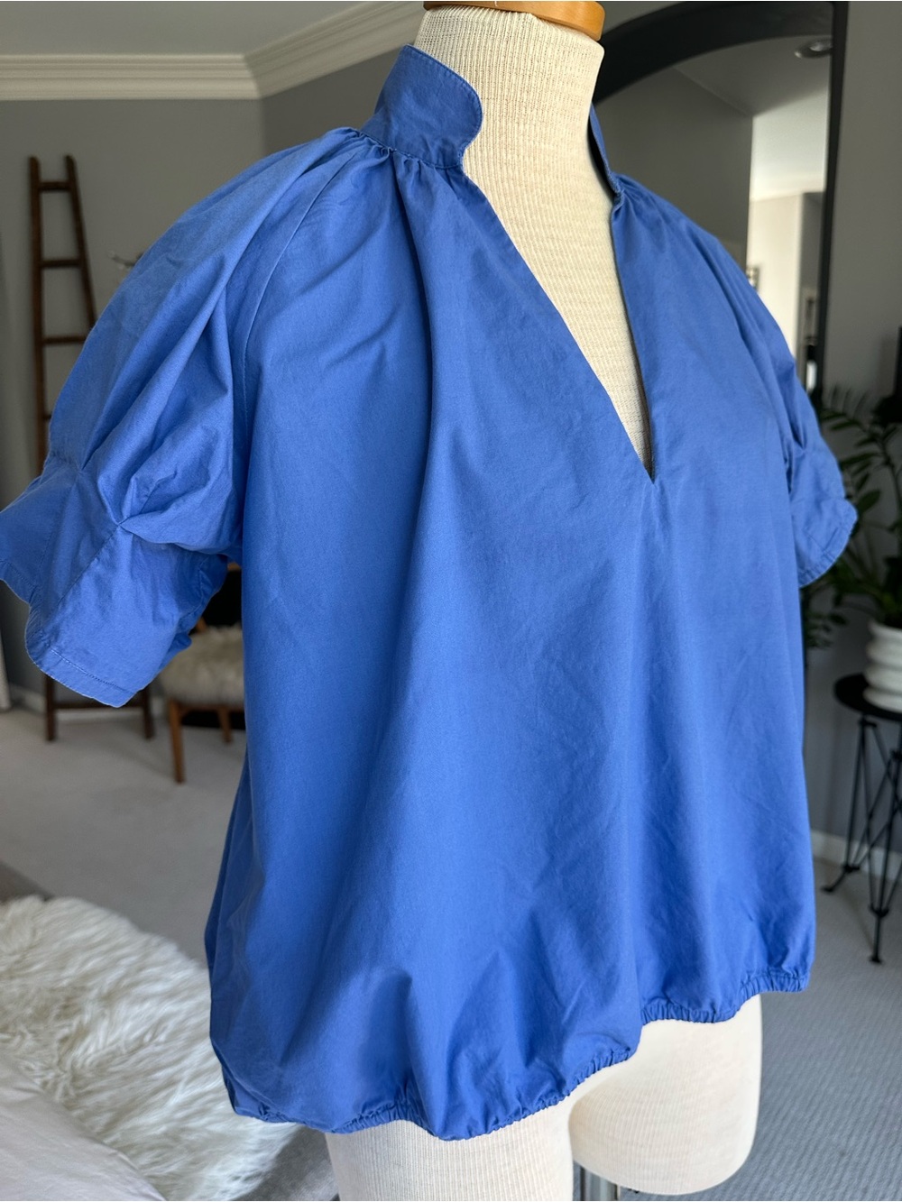 LIVRO v-neck puff sleeve top with elastic hem, size large - Picture 3 of 11